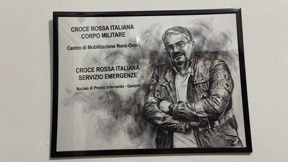 Il ritratto a carboncino che mi ha regalato un amico, con le insegne del Corpo Militare e del Servizio Emergenze