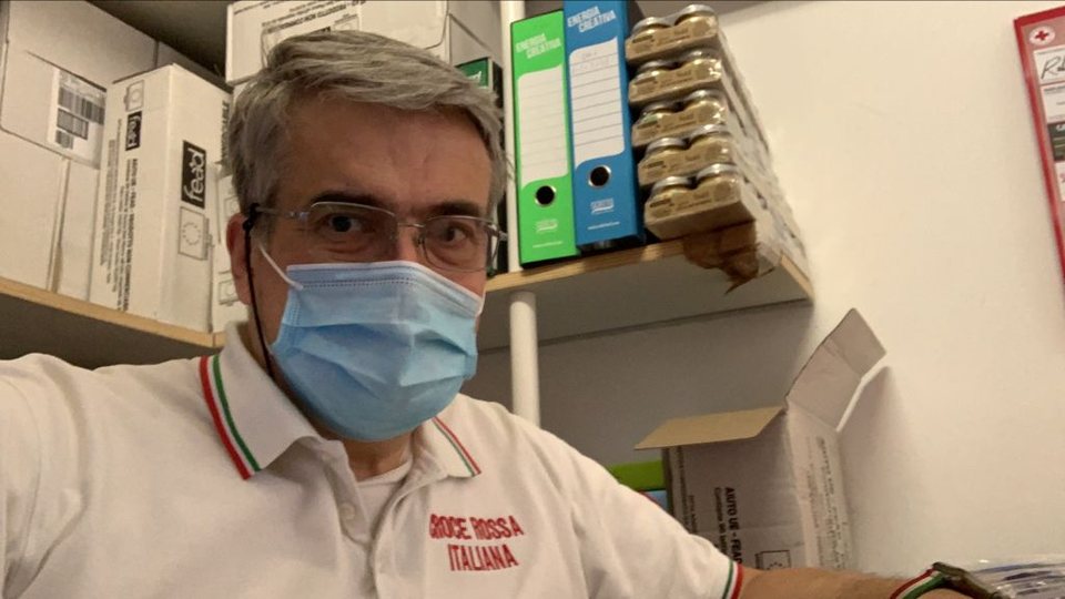 Tra i pacchi degli aiuti alimentari, durante l'emergenza Covid