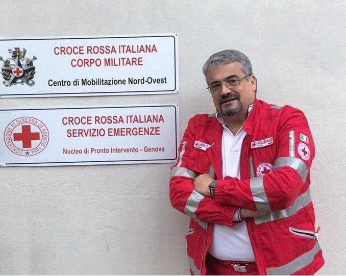Alla caserma Gavoglio di Genova, davanti alle targhe del Corpo Militare e del Servizio Emergenze della Croce Rossa (2018)