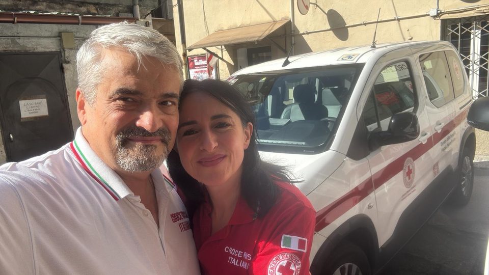 Insieme davanti al mezzo della Croce Rossa di Genova Ponente