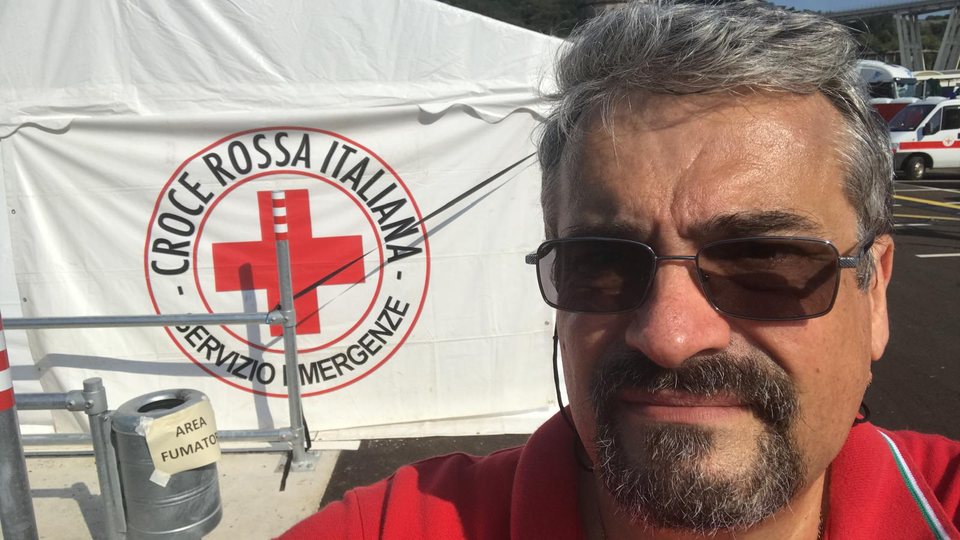 Al campo base della Croce Rossa dopo il crollo del Ponte Morandi (2018)