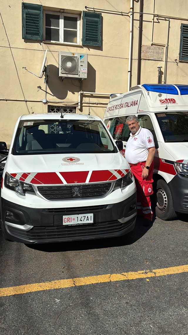 Al Comitato di Genova Ponente, accanto ai mezzi di soccorso