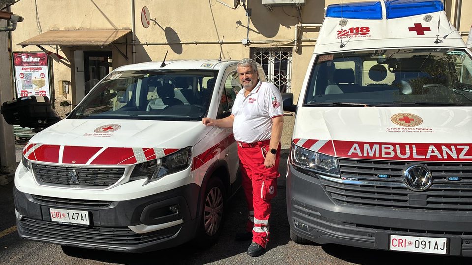 Davanti ai mezzi del Comitato di Genova Ponente, tra cui un'ambulanza del 118