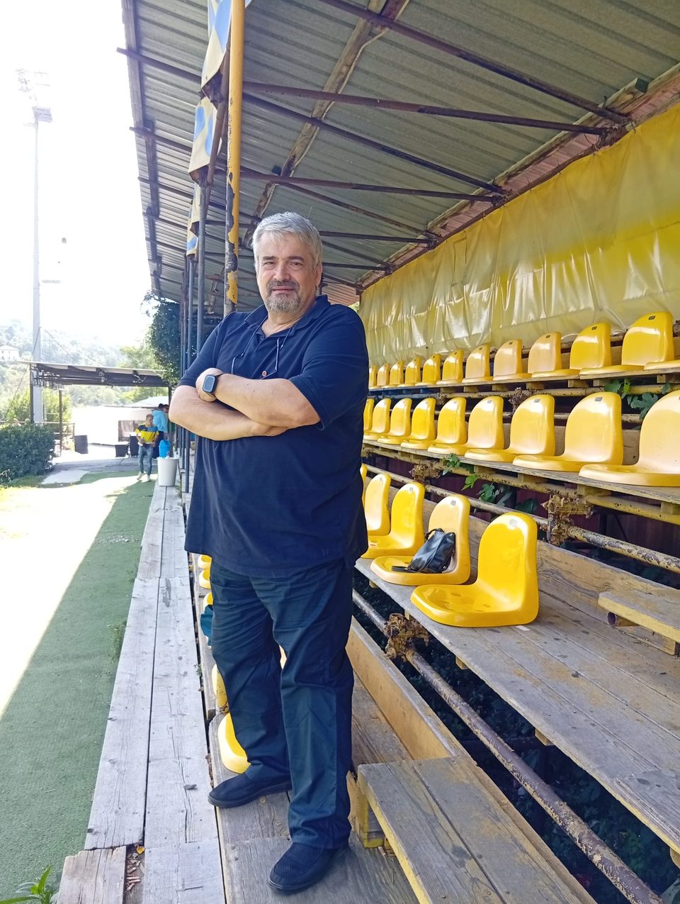 Sulle tribune del campo sportivo di Serra Riccò