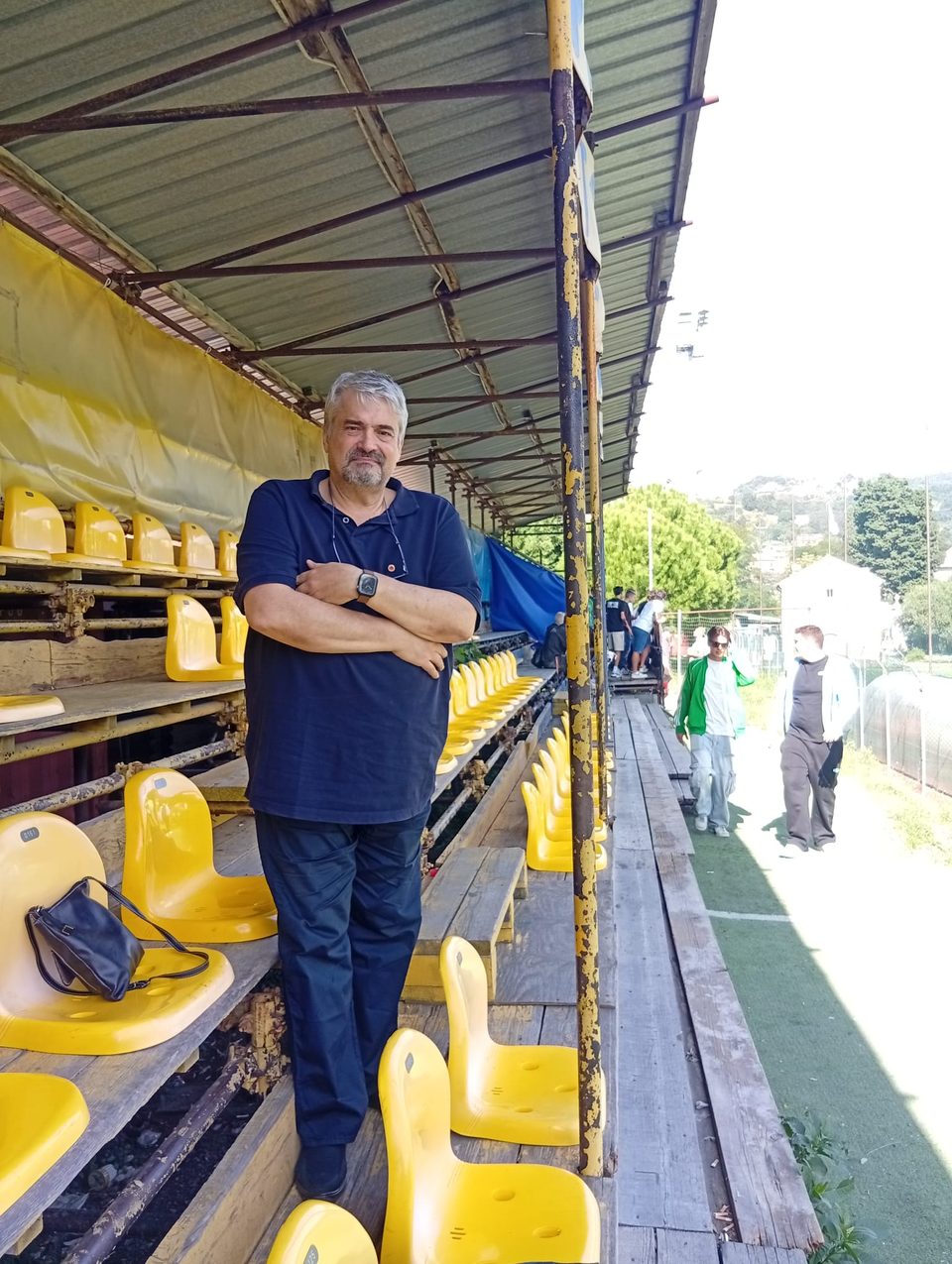 In tribuna, tra i seggiolini gialli