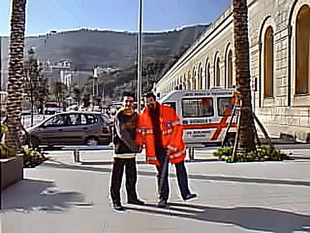 Davanti all'ingresso, con l'ambulanza